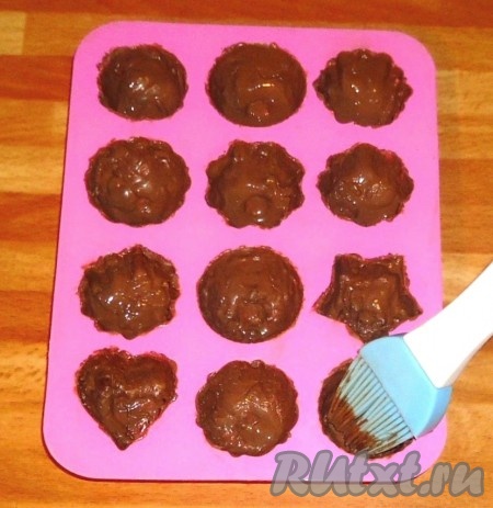 Затем ещё раз смазать формочки растопленным шоколадом и снова поставить в морозильную камеру на 5 минут.
