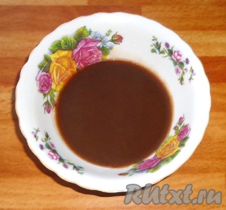 Молоко смешать с сахаром, какао-порошком, добавить сливочное масло, довести до кипения и кипятить 3-5 минут, постоянно помешивая, охладить.