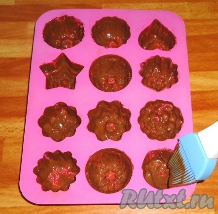 Шоколад растопить на водяной бане. Для приготовления конфет понадобятся специальные силиконовые формочки. Формочки смазать растопленным шоколадом с помощью силиконовой кисточки, поставить в морозильную камеру на 5 минут.