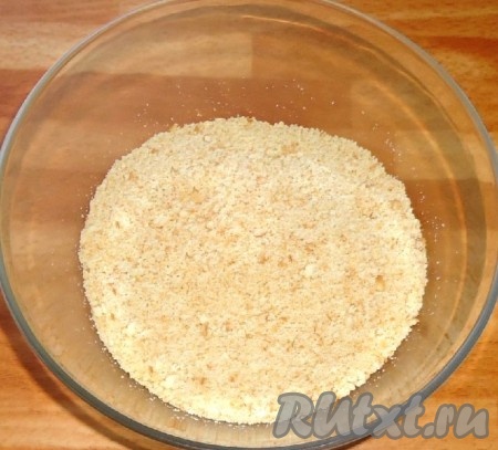 Печенье измельчить в крошку.