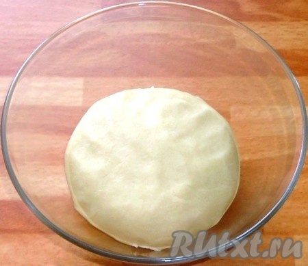 Затем добавить разрыхлитель, 1,5 стакана муки и замесить мягкое тесто.
