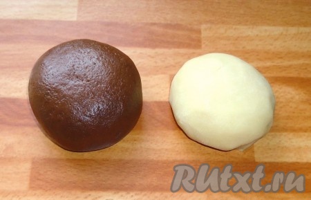 В большую часть добавить какао-порошок и 1/4 стакана муки. В светлое тесто добавить 1/4 стакана муки. Тесто завернуть в пищевую плёнку и положить в холодильник на 30 минут. Из данного количества тёмного и светлого теста я решила приготовить тёмных и несколько светлых "мишек", если готовить только темных "мишек", то светлого теста понадобится меньше, а если готовить только светлых "мишек", то, наоборот, тёмного теста понадобится меньше, чем светлого.
