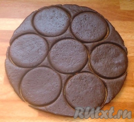 С помощью формы или стакана вырезать круги.