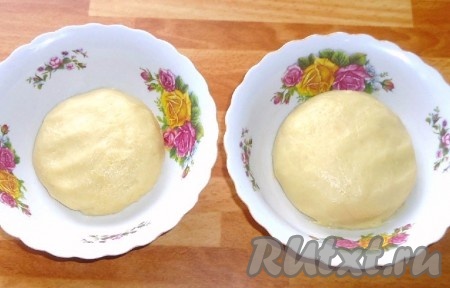 Тесто разделить на 2 части. Я делила тесто на 2 неравные части.