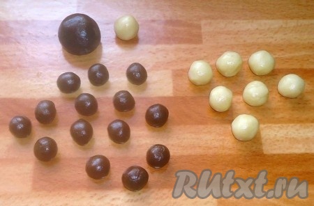 Для оформления тёмных "мишек" оставшееся тёмное тесто разделить на 15 частей - 14 равных и одну побольше. А также понадобятся 8 одинаковых частей светлого теста, размера чуть больше, чем 14 частей тёмного теста.
