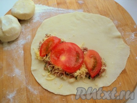 Сверху положить ломтики помидоров.
