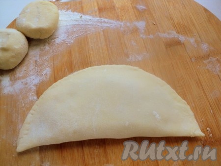 Накрыть второй половиной теста, слегка прижать, положить сверху блюдце и обрезать фигурным ножом края.