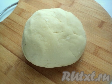 Муку высыпать в миску, сделать углубление. В кипяток добавить соль, растительное масло, размешать, вылить в муку и быстро замесить тесто. Обернуть тесто в пищевую пленку и дать полежать 1 час.
