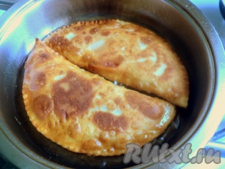 Жарить сочные чебуреки во фритюре до золотистой корочки.
