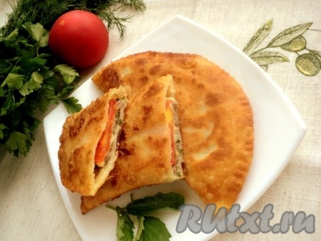 Чебуреки с такой необычной начинкой получаются очень вкусными!
