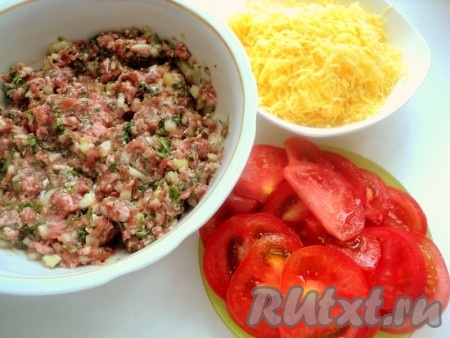 Нарезать тонкими кружками помидор и натереть сыр.