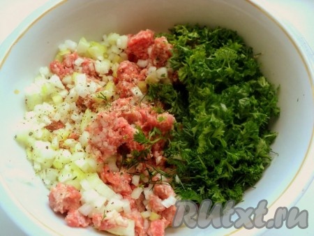 В фарш добавить мелко порезанный лук, соль, перец, мелко порезанную зелень (побольше), перемешать, добавить немного бульона или воды, чтобы начинка для чебуреков была сочнее.
