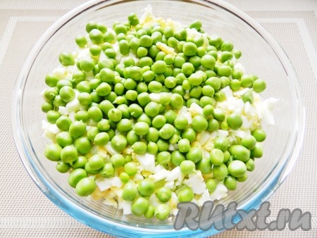 Выложить зеленый горошек.