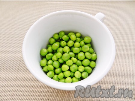 Молодой горошек очистить, набрать половину стакана (или взять половину стакана консервированного горошка).
