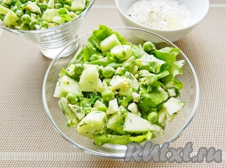 Заправить салат в общей салатнице или порционно.