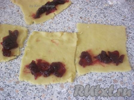Тесто тоненько раскатать и разрезать на прямоугольники, примерно, 8х10 см. Выложить начинку на один конец теста, свернуть и защипнуть края (начинку можно использовать любую. У меня половина печенья с черничным джемом, вторая - с кокосовой стружкой и сгущенкой.)
