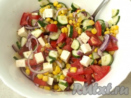 В большой миске соединить овощи с брынзой, добавить консервированную кукурузу и измельчённый укроп. Салат посолить и поперчить, заправить подсолнечным маслом.