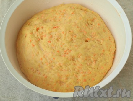 Спустя это время тесто увеличится вдвое. Его следует обмять и оставить ещё на 30 минут.