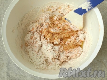 Влить в тесто подсолнечное масло.