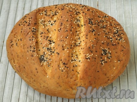 Разогреть духовку до 180 градусов и печь морковный хлеб 35-40 минут. Готовность проверить деревянной шпажкой, она должна выходить сухой. Остудить хлебушек на решётке, затем нарезать.