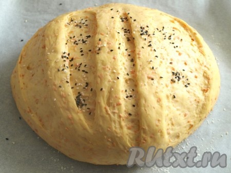 Верх хлеба сбрызнуть водой из пульверизатора, посыпать кунжутом.