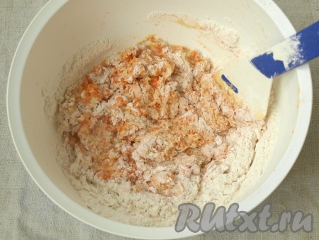 Постепенно просеять муку, перемешивая лопаткой, добавить соль.