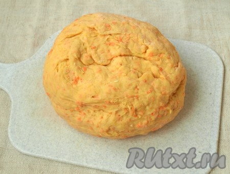 Тесто хорошо вымесить, пока оно не перестанет липнуть, и оставить на расстойку на 40 минут в тёплом месте.