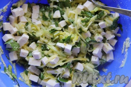 В самом конце добавить сыр (если используете сыр твёрдых сортов, тогда натрите его на тёрке, если готовите, как я, с мягким сыром, типа брынзы, тогда нарежьте его кубиками), перемешать кабачково-сырную массу.
