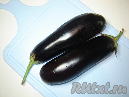 Для приготовления салата лучше взять молодые баклажаны, ведь они не горчат.