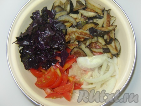 Смешиваем все ингредиента салата (баклажаны, помидоры, базилик, лук, чеснок). Солим по вкусу.