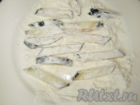 Обвалять в муке.