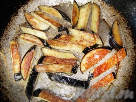 Обжариваем с двух сторон&nbsp; на растительном масле баклажаны до готовности.