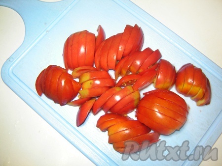 Нарезаем помидоры для салата.