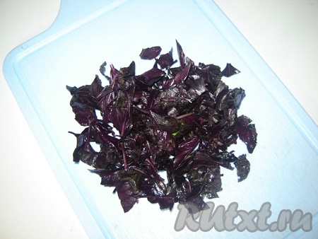 Крупно режем базилик.