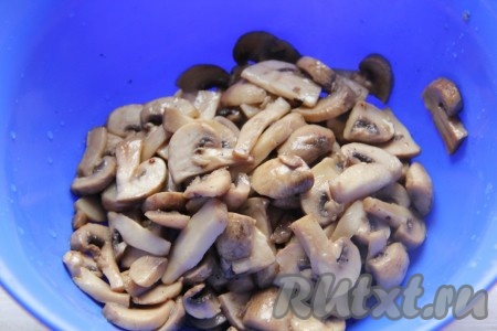 Отдельно обжарить мелко рубленный лук и грибы, в самом конце посолить и поперчить по вкусу.