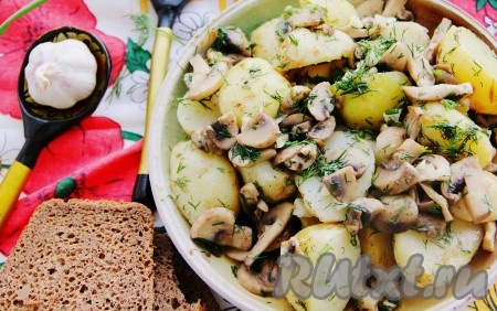 Молодой картофель с грибами
