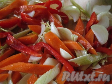 В форму для запекания налейте 2 столовые ложки оливкового масла. Выложите овощи в форму, посолите и хорошо перемешайте, чтобы кусочки были смазаны маслом.
