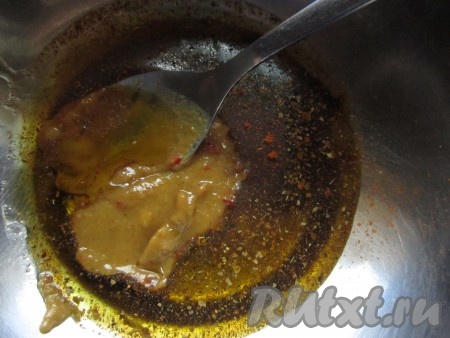 В отдельной ёмкости смешайте оставшееся оливковое масло, горчицу, 1,5 чайные ложки соли и специи.&nbsp;
