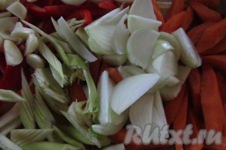 Нарежьте все овощи крупными кусочками.
