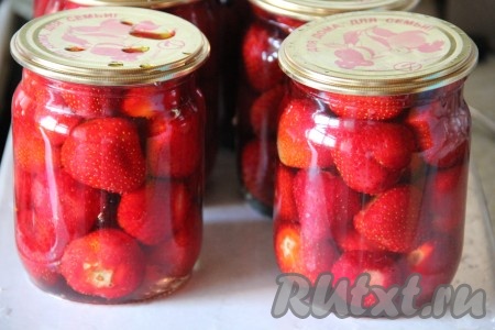 Полученный сироп остудить до 60-70 градусов и залить им клубнику, накрыть банки крышками и оставить на 3 часа, чтобы сироп остыл. Данный этап можно опустить, но я предпочитаю его выполнить. Благодаря этому, наша ягода останется целой и не разлезется после закрутки и стерилизации.
