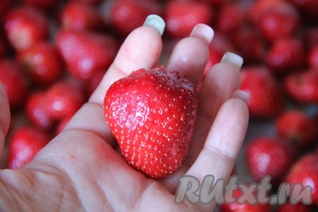 Клубнику тщательно вымыть и просушить на бумажной салфетке.
