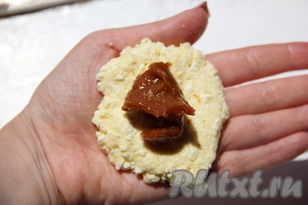 Из части творожной массы сформировать лепёшку, которая помещается на ладони. Выложить на неё чайную ложку варёной сгущёнки.