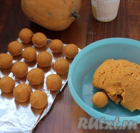 Содержимое миски тщательно перемешать, должна получиться густая, вязкая тыквенная масса, которая, если сжать её в руке, будет держать форму. Если масса получилась жидковатой (многое зависит от сорта тыквы), тогда добавьте ещё немного печенья, измельчённого в крошку. Получившуюся тыквенную массу убрать в холодильник на 2 часа. Затем достать охладившуюся тыквенную массу из холодильника, отщипывать от неё небольшие кусочки и формировать шарики размером с грецкий орех (у меня получились 40 шариков). Убрать получившиеся заготовки в холодильник минут на 30-60.