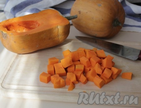 Тыкву вымыть, очистить, удалить семечки и волокна. 500 грамм очищенной тыквы нарезать на небольшие кубики.