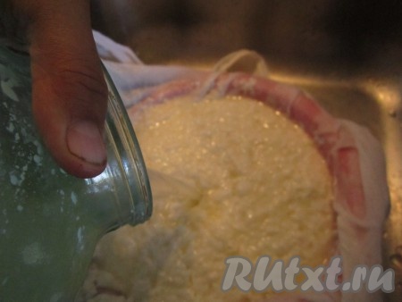 Выливаем в марлю подготовленную простоквашу.