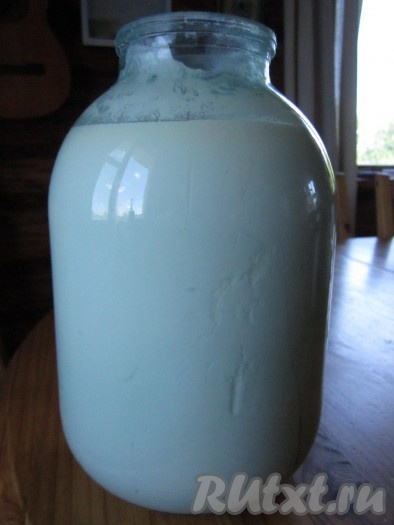 Время скисания зависит от температуры в помещении. Должна получиться густая, желеподобная простокваша (если Вы купили банку простокваши или у Вас скисла целая банка молока - эти шаги пропускаем).
