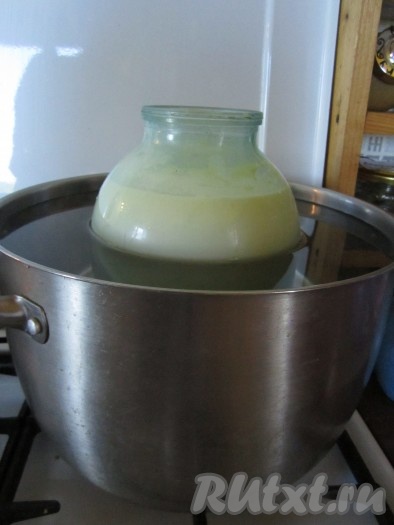 Ставим кастрюлю с банкой на самую маленькую конфорку на самый маленький огонь и подогреваем около 1 часа.&nbsp;
