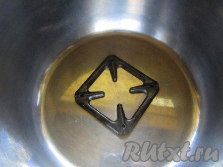 Когда простокваша готова, на дно большой кастрюли кладём подставку, какая у Вас есть. Существуют специальные, для стерилизации заготовок, но можно просто положить на дно несколько жестяных крышек, вилок, ложек и т. п. Это нужно, чтобы банка не треснула при нагревании. Я, например, воспользовалась подставкой на конфорку от газовой плиты.
