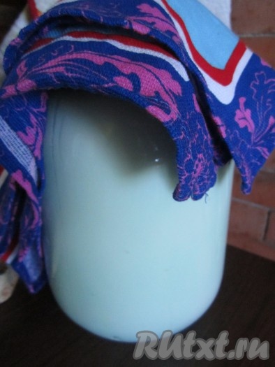 В банку с молоком добавляем ложку простокваши или сметаны. Можно предварительно снять с молока сливки, так как они всё равно при сквашивании отслоятся. Накрываем банку с молоком полотенцем или салфеткой и оставляем в тёплом месте примерно на сутки.
