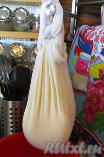 Подвешиваем творог в марле на 8-10 часов, подставив миску для сыворотки.&nbsp;
